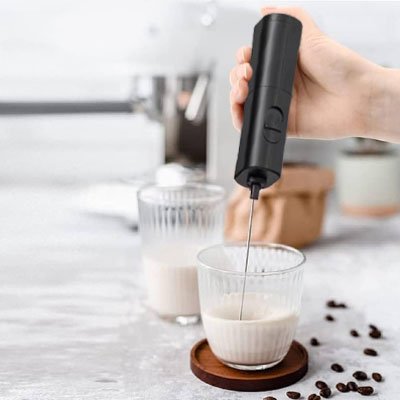 Mousseur à Lait électrique créant de la mousse dans une tasse à café