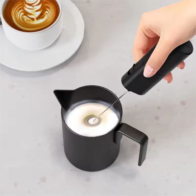 Mousseur à Lait électrique noir préparant un cappuccino