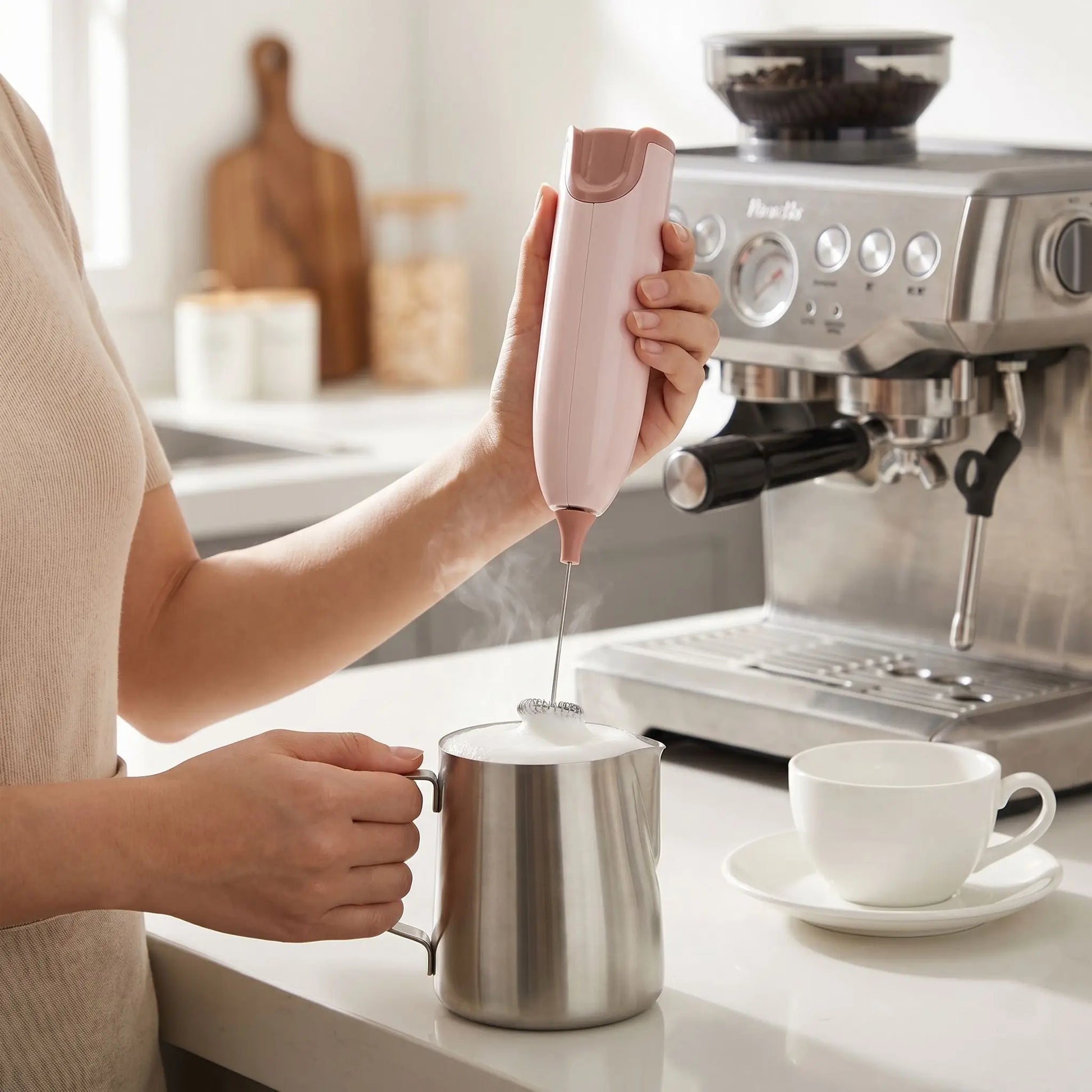 Mousseur à Lait portable blanc avec pichet en acier inoxydable sur comptoir