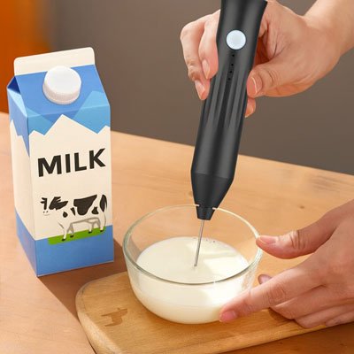 Mousseur à Lait portable moussant du lait dans un bol blanc