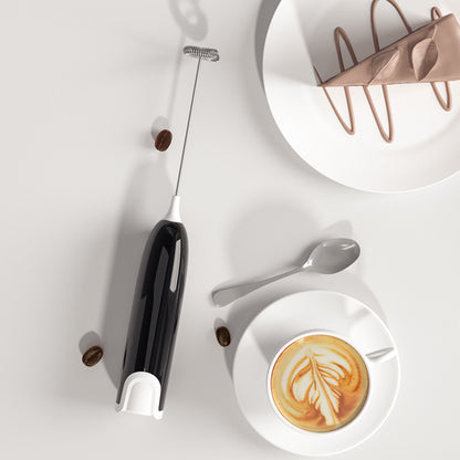 Mousseur à Lait portable noir utilisé pour décorer un cappuccino