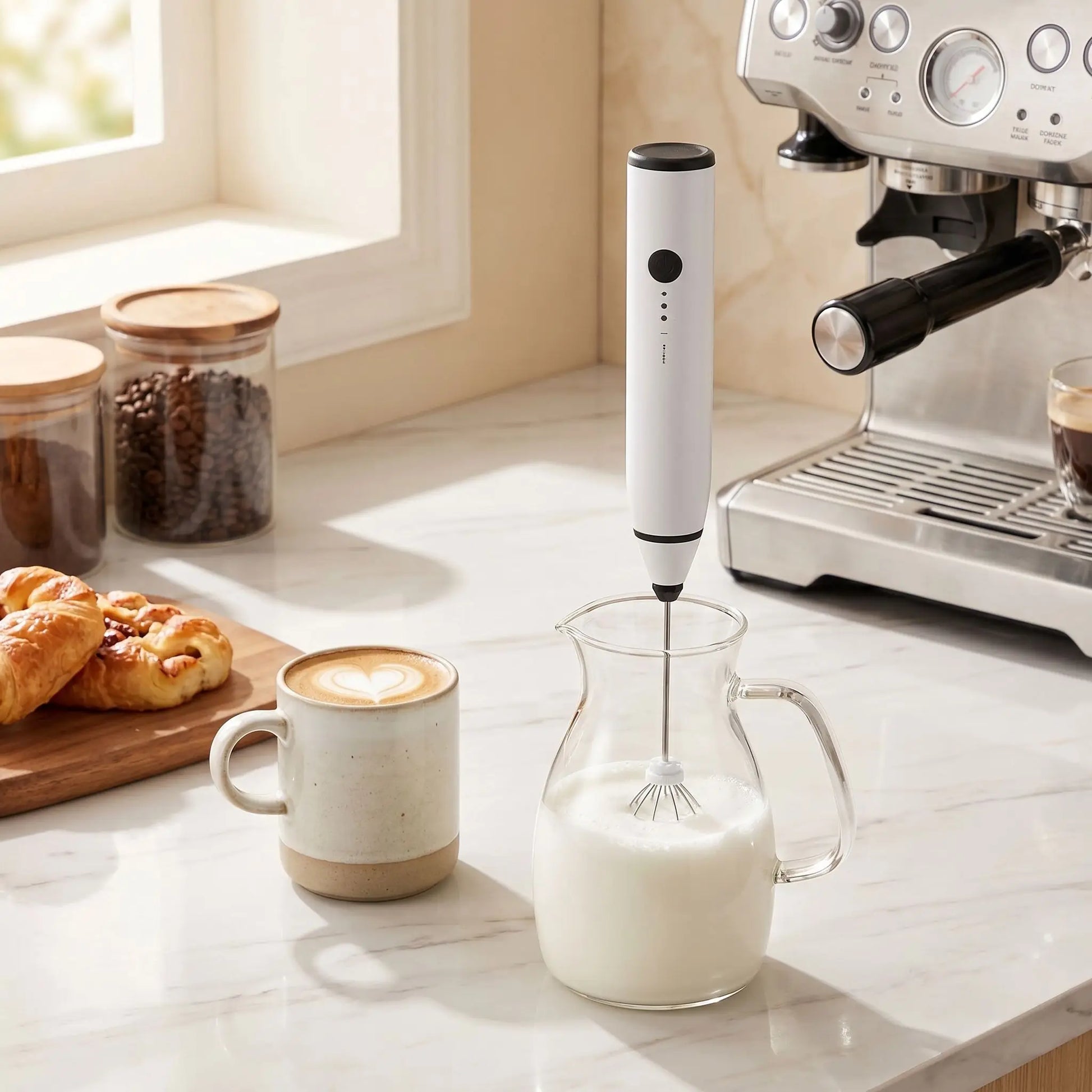 Mousseur à lait blanc Rituel matinal en cuisine épurée
