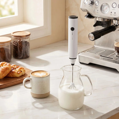 Mousseur à lait blanc Rituel matinal en cuisine épurée
