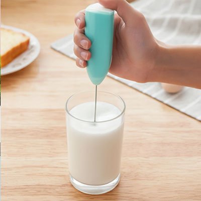 Mousseur à lait style barista Coloris turquoise sur verre de lait