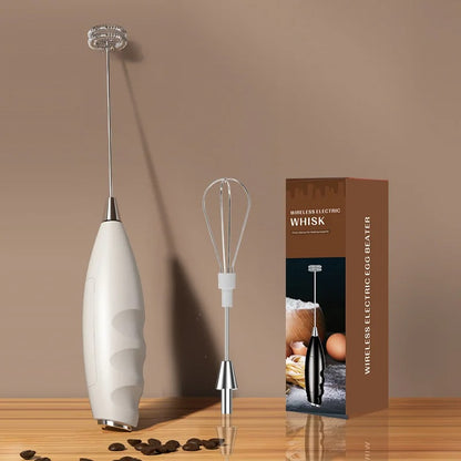 Mousseur de Lait électrique doré posé sur comptoir de cuisine moderne