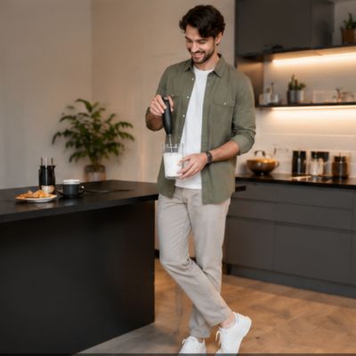 mousseur de lait homme lifestyle cuisine moderne sombre
