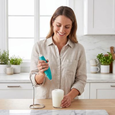 mousseur de lait vert femme cuisine lumineuse 