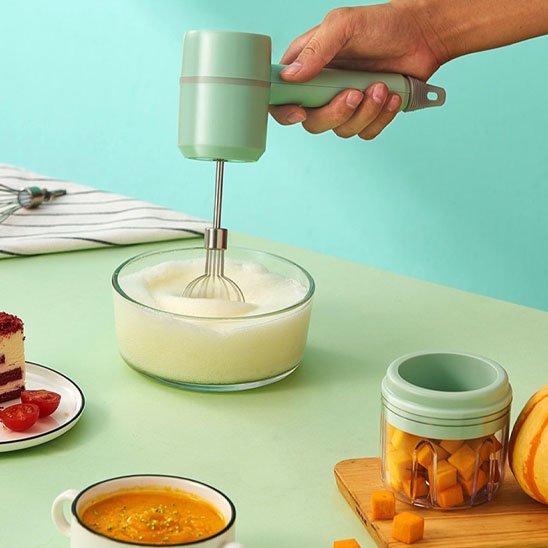 Batteur électrique rechargeable pour préparer une pâte à gâteau
