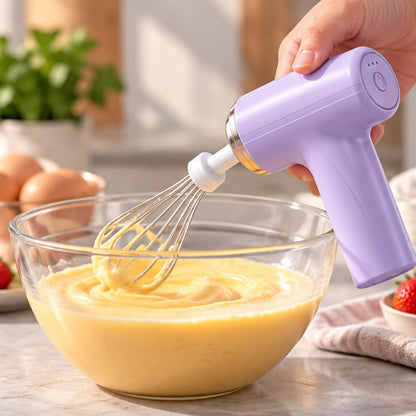 Batteur mixeur violet mélangeant une pâte à gâteau