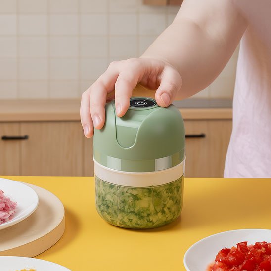 Hachoir electrique compact utilise dans une cuisine moderne
