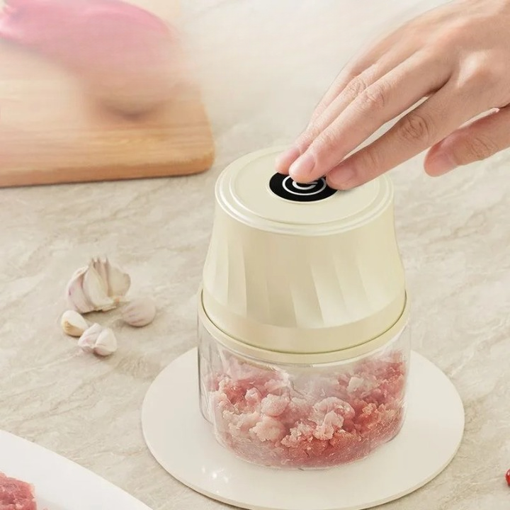 Mini hachoir pratique pour cuisiner au quotidien
