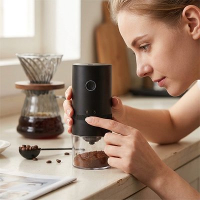 Moulin a cafe​ électrique en action