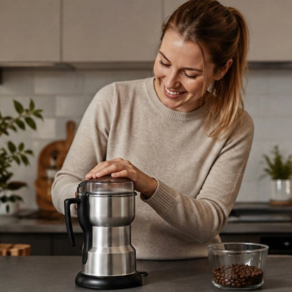 Moulin à café électrique utilisé par une femme