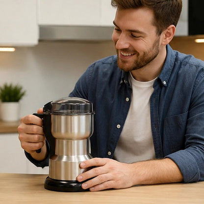 Moulin à café électrique tenu par un homme
