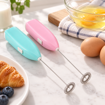 Mousseur à lait bleu et rose en cuisine